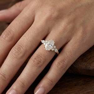 Bague de fiançailles tendance en or 14 carats avec diamant ovale de laboratoire, rapport IGI VS1 E, idéale pour anniversaire et mariage - Product Image 2