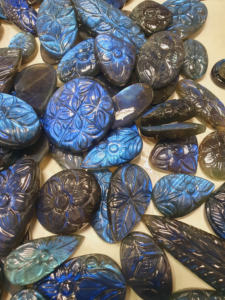 อัญมณีทรงหลังเบี้ยแกะสลักรูปร่างลาบราดอไรต์ธรรมชาติไฟสีน้ำเงิน - Product Image 3