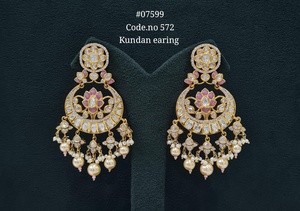 Boucles d'oreilles pendantes Kundan plaquées or, en laiton, à motifs floraux, style ethnique, pour femmes, pour mariage, fête, occasions festives. - Product Image 2