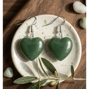 Pendientes de Corazón de Jade Verde Hechos a Mano al por Mayor de Jaipur, India - Joyería Colgante de Piedras Preciosas con Baño de Rodio Estilo Religioso - Product Image 4