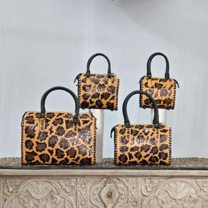 Bolso de Mano de Cuero de Lujo con Estampado de Leopardo, Asa Superior y Cierre de Cremallera - Product Image 5