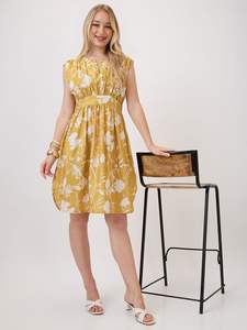 เดรสทรงเข้ารูปพิมพ์ลายดอกไม้สีเหลือง คอทรงโอ แขนสามส่วน ความยาวระดับเข่า ชายกระโปรงบาน ผ้าจอร์เจตต์ เอวทรงธรรมชาติ - Product Image 3