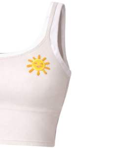 ชุดเซ็ตกระโปรงสองชิ้นสีไอวอรี่สำหรับผู้หญิง เสื้อครอปท็อปติดแพทช์รูปพระอาทิตย์น่ารัก พร้อมกระโปรงมินิเอวสูง ผ้าสเตรช ชุดฤดูร้อน - Product Image 5