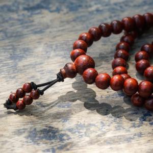Collar de meditación y oración Mala religioso de 108 cuentas de sándalo rojo natural, embalaje personalizado, OEM, ODM, mayorista, exportador indio - Product Image 4