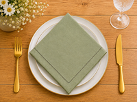 Serviette en lin de qualité supérieure |   Serviette de table vert sauge avec bordure contrastée en point de croix |   Serviette de table élégante