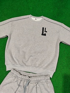 Ensemble été en molleton de coton avec logo brodé, surpiqûres réversibles sur toute la surface, ensemble 2 pièces (hoodie et short) pour homme - Product Image 4