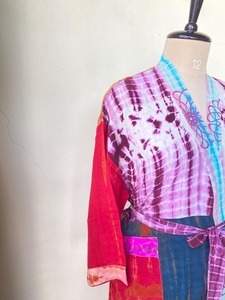 Bata Larga con Cuello en V y Estampado Tie Dye para Mujer, Manga Larga, Informal, para Verano, Tejido Suave, Estilo Kimono con Patrones en Rosa, Azul y Rojo - Product Image 2