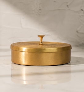 Boîte à épices artisanale en laiton Chutki avec 7 compartiments, rangement traditionnel pour épices, organiseur de cuisine en laiton de qualité supérieure - Product Image 2