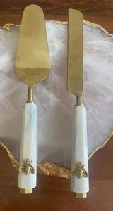 Elegante Juego de Servidores de Pastel con Asas Rojas y Detalle de Libélula Dorada, Apto para Lavavajillas, Cubertería para Bodas - Product Image 3