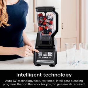 Licuadora Personal y de Sobremesa Nutri con Base Auto-iQ de 1200W, Jarra de 72 Oz y Vasos Portátiles - Product Image 2