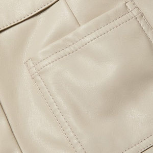 Pantalones de Cintura Media de Cuero PU Brillante de Alta Calidad para Mujer, Diseño OEM, Estilo Urbano, Cargo, Disponibles para Verano e Invierno, Venta al Por Mayor - Product Image 6