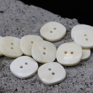 Botones Cuadrados de Hueso de Vaca Blanco Natural de Dos Ojos, Botones Irregulares Ecológicos para Ropa de Moda, Abrigos, con Logotipo Personalizable - Product Image 3