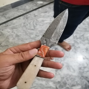Cuchillo de caza de hoja fija Trend Blades, hecho a mano, de acero de Damasco de grado industrial, con punta de clip, mango de madera y funda de cuero. - Product Image 2
