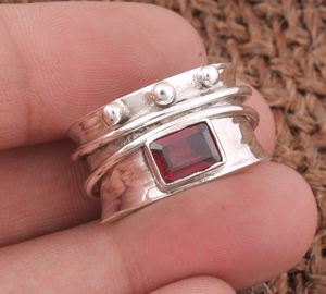 แหวนเงินแท้ 925 ประดับพลอยโกเมนสีแดงธรรมชาติแบบจุด ดีไซน์หมุนได้ ของขวัญวันเกิดเดือนมกราคม เครื่องประดับวินเทจ แหวนหมุนได้ สั่งทำได้ ขายส่ง - Product Image 1