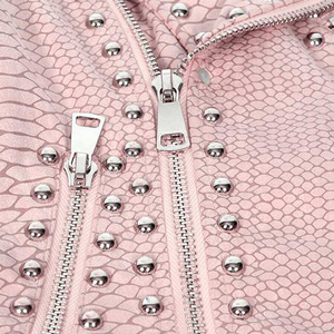 แจ็คเก็ตหนังผู้หญิงสีพื้นคุณภาพสูง แฟชั่นประดับหมุด ขายดี แจ็คเก็ตหนังสไตล์ไบค์เกอร์คุณภาพพรีเมียมสำหรับผู้หญิง - Product Image 2