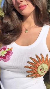 O'STIN เสื้อยืดสีขาวปักลายสาวแดงยุค 90 งานฝีมือผ้าฝ้าย - Product Image 2
