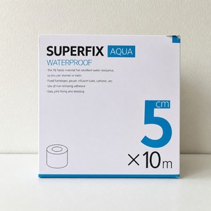 Bande adhésive médicale Superfix Aqua 5cm x 10m, ruban adhésif non tissé, pansement auto-adhésif pour plaies - Product Image 1