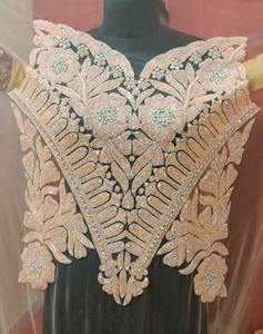 Blouse brodée et perlée à la main, très vendue, pour les fêtes et les mariages, fournie depuis l'Inde au prix de gros pour l'exportation. - Product Image 3