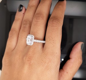 Anillo de compromiso de oro blanco de 14k con diamante de laboratorio de corte esmeralda, anillo solitario con micro pavé y halo, proveedor de anillos de boda de oro y diamantes - Product Image 4