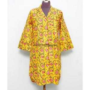 เสื้อคลุมยาวสไตล์กิโมโนสำหรับผู้หญิง ผ้าฝ้ายแท้ 100% ลายดอกไม้ คอวี แขนสามส่วน ทรงเข้ารูป ติดกระดุมด้านหน้า - Product Image 1