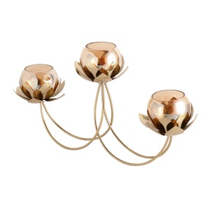 Candélabre en fer doré avec motif floral, fait main, écologique et durable pour les activités religieuses - Product Image 1