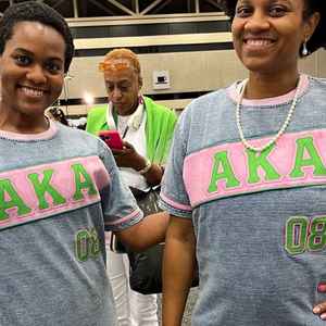 Camiseta Deportiva de Mezclilla Premium AKA para Mujer, con Letras Griegas Bordadas, Cuello Redondo, de Alta Calidad - Product Image 6