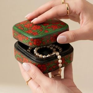 Caja de Joyería Cuadrada Hecha a Mano con Diseño Floral Rojo Pintado, Tapa Verde Tradicional, Estuche de Almacenamiento - Product Image 2