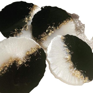 Ensemble de dessous de verre en bois carré moderne coloré avec tapis époxy faits à la main au design abstrait en marbre parfait pour l'utilisation de cadeaux de table à manger à la maison - Product Image 1