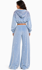 Ensemble de survêtement deux pièces en velours premium avec strass, comprenant un sweat à capuche court et un pantalon large à impression DTG, fabrication sous marque privée - Product Image 2