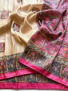 Sari de seda dorada con motivos florales y borde rosa para uso en bodas - Product Image 3