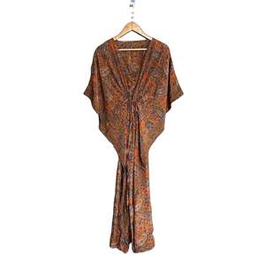 Kaftan de plage élégant pour femmes en soie à motifs floraux, couvre-maillot de bain - Product Image 1