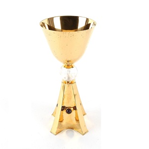 Calice élégant en laiton, couleur argent et or, également personnalisable avec un design gravé. Le calice est fait main en laiton de haute qualité pour l'église. - Product Image 1