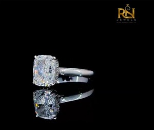 Anillo de compromiso de diamante cultivado en laboratorio de 3 CT con corte alargado tipo cojín, oro macizo, halo oculto tipo catedral, solitario, joyería fina de lujo - Product Image 6