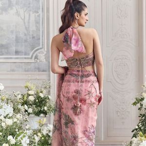 Sari en soie Tabby de qualité supérieure, orné d'imprimés multicolores élégants, d'un magnifique travail de paillettes et d'un exquis travail de miroir véritable sur toute la surface. - Product Image 6