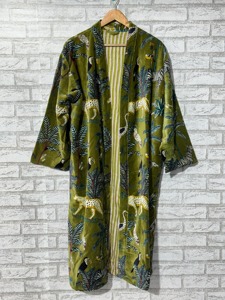 Bata Kimono de Terciopelo de Algodón Hecha a Mano: Bata Nupcial con Estampado de Tigre - Product Image 1
