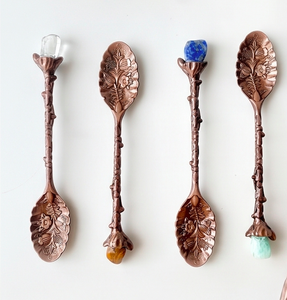 Cuillères à thé vintage en métal avec gravure florale et accents en pierre, finition mate, résistantes à la rouille, ensemble de couverts pour usage domestique - Product Image 1