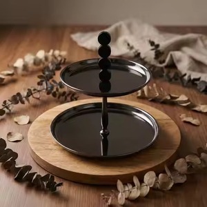 Nouveau support à gâteau en métal argenté martelé à la main, plateau rond avec accent de branche de fleur d'orchidée foncée et base conique, en promotion - Product Image 2