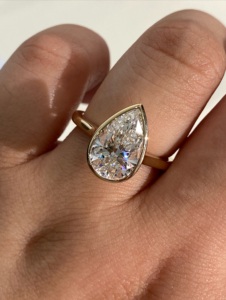 Anillo de Compromiso Solitario con Diamante Cultivado en Laboratorio de 4 Quilates, Corte Pera, Engaste Catedral, Certificado IGI - Product Image 1