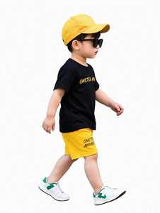 ONETEN APPAREL Ensemble T-shirt noir et short jaune pour enfants, imprimé lettres, manches courtes, col rond, tenue décontractée deux pièces - Product Image 2