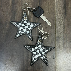 Llavero de Cuero Personalizado de Lujo con Diseño de Estrella a Cuadros, Accesorio con Dije de Estrella, Anillo y Soporte para Llaves de Coche, Regalo para Mujer - Product Image 4
