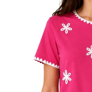 Camiseta de Mujer Rosa Intenso con Bordado Floral, Ribete Blanco en Contraste, Cuello Redondo, Manga Corta, Estilo Casual, OEM ODM, Personalizable - Product Image 3