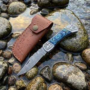 Couteau pliant artisanal en acier Damas de Pasha Enterprises, manche en bois bleu, étui en cuir, couteau de survie professionnel pour le camping - Product Image 1
