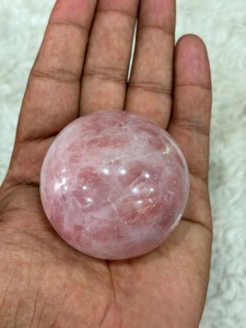 Sphère de quartz rose avec une délicate coloration rosée, translucidité nuageuse, aspect soyeux, contours arrondis et finition polie raffinée. - Product Image 3