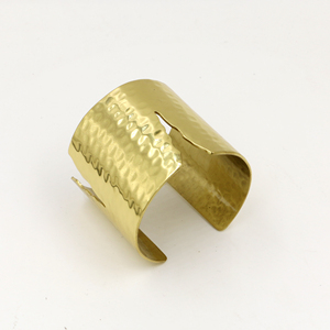 Bracelet manchette en laiton doré martelé - Large et ajustable, style bohème - Fait main, finition mate, bracelet de poignet tendance - Cadeau pour elle, pour femme - Product Image 1