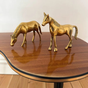 Figurine décorative de cheval en laiton faite à la main pour centre de table, idéale pour salon de luxe, table à manger, décoration intérieure - Product Image 1