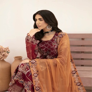 Robe de mariée pakistanaise de luxe en mousseline de soie, collection Lehnga Choli, broderie lourde, Ramsha Vol-26, longueur ras du sol, tenue ethnique de soirée - Product Image 6