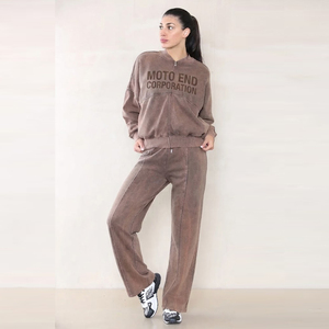 Ensemble de survêtement en polaire marron Mocha pour femme Moto End Corporation, sweat-shirt à fermeture éclair courte avec imprimé sur la poitrine et pantalon de survêtement assorti, décontracté - Product Image 2