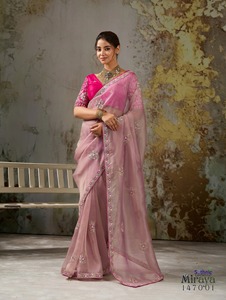 Sari indien tendance, magnifiquement conçu, en soie douce avec broderie et pierres, idéal pour les fêtes et les mariages - Product Image 1