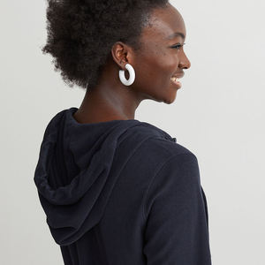 Sweat-shirt à capuche court décontracté pour femme, imprimé uni, anti-boulochage, hiver, poches brodées, manches longues, tricoté - Product Image 6