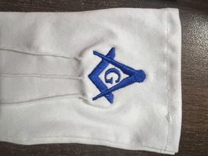 Gants en coton 100% brodés à la machine avec le symbole de la franc-maçonnerie (compas et équerre) de la Loge Bleue, blancs. - Product Image 5